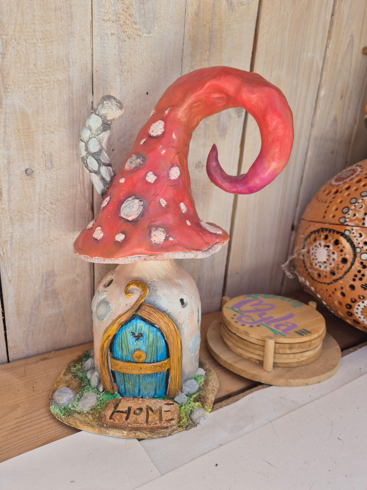 🌈Maison Champignon Féérique – Toit Rose en Spirale & Porte Bleue🍄‍🟫